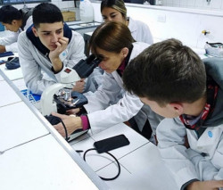 Alumnos de cuarto año trabajando en los entornos formativos (laboratorios) durante las clases