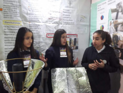 Presentación de un experimento de Termo Solar en feria de Ciencias (Segundo año)