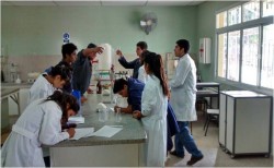 Alumnos en una práctica de laboratorio de ciencias