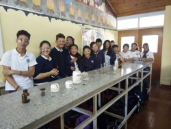 Estudiantes trabajando en el Laboratorio