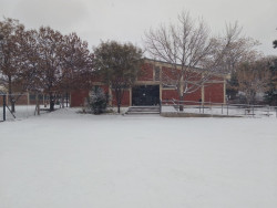 Escuela con nieve