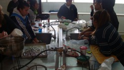 Alumnos/as de 2° año en preparando bombones artesanales en el laboratorio