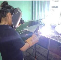 Estudiante en Taller de soldadura