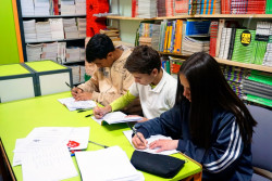 TRABAJANDO EN LA BIBLIOTECA