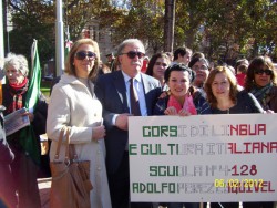 El idioma italiano es parte de nuestra escuela. Personal de la escuela con miembros del consulado italiano