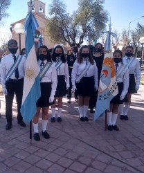 Acto del 17 de agosto de 2021, abanderados acompañados por la Sra. Directora Patricia Romagnoli y la Sra. Regenta Eliana Funes