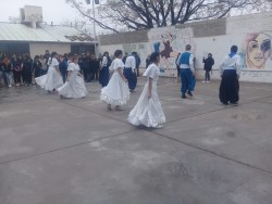 Fiesta del 9 de Julio: un grupo de alumnos baila folcklore