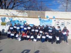 Estudiantes de 2° año luego de la promesa a la Bandera