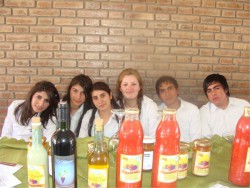 Alumnos de 6° Año 2012 con sus productos realizados en la Escuela.