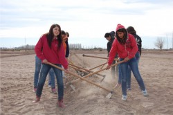 Alumnos de 8° Acondicionando el terreno de la escuela