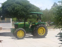 Nuestro tractor, para facilitar las labores agrarias