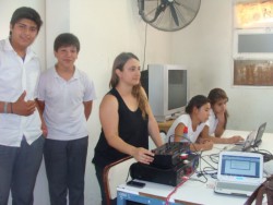 Alumnos junto a la Profesora Daniela Aloy en el Tallere de Radio.