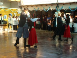 Alumnos de la Escuela bailando en un acto escolar