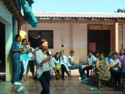 Alumnos presentando un acto escolar.