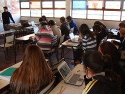 Alumnos trabajando con las netbooks, en clase