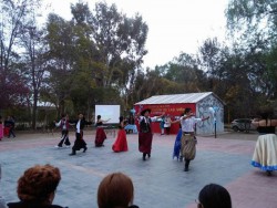 Alumnos de la escuela realizando una presentación folklórica durante el acto por el 25 de mayo