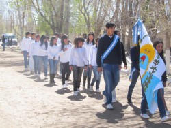 nuestros alumnos participan en las actividades de la comunidad. Aquí estan en un desfile.