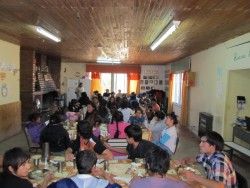 nuestra escuela por ser albergue, brinda servicio de comida.