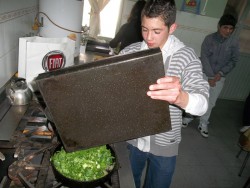 Preparando empanadas de acelga.