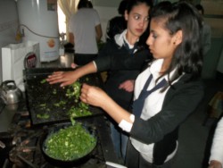 Alumnos de segundo año elaborando productos naturales.