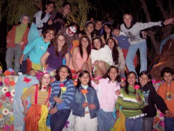 Participar en la Farándula de la Semana Estudiantil es ocasión para dar rienda suelta a la creatividad y juntos disfrutar de un espacio para el trabajo cooperativo.