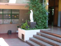 Virgen María en el patio del colegio.